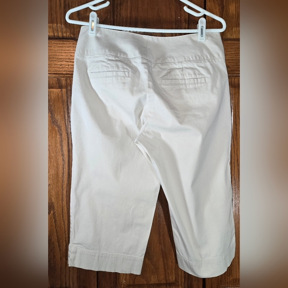 Dockers Khaki Mid Rise Curvy Capris sz 4P - Picture 3 of 3